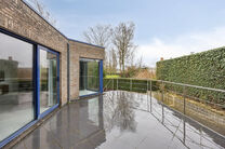 Cette spacieuse maison familiale avec trois chambres, un garage pratique et spacieux ainsi qu’un magnifique jardin paysager est idéalement située dans un environnement calme et rural.

Disposition de la maison :
En entrant, vous accédez au hall d’e