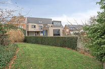 Cette spacieuse maison familiale avec trois chambres, un garage pratique et spacieux ainsi qu’un magnifique jardin paysager est idéalement située dans un environnement calme et rural.

Disposition de la maison :
En entrant, vous accédez au hall d’e