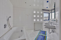 Cette spacieuse maison familiale avec trois chambres, un garage pratique et spacieux ainsi qu’un magnifique jardin paysager est idéalement située dans un environnement calme et rural.

Disposition de la maison :
En entrant, vous accédez au hall d’e