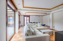 Maison familiale spacieuse, prête à emménager, économe en énergie, avec 5 chambres, jardin et garage – idéale pour profession libérale ou espace commercial.
Située dans un quartier résidentiel calme, cette maison offre tout le confort moderne a