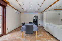 Maison familiale spacieuse, prête à emménager, économe en énergie, avec 5 chambres, jardin et garage – idéale pour profession libérale ou espace commercial.
Située dans un quartier résidentiel calme, cette maison offre tout le confort moderne a