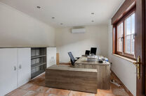 Maison familiale spacieuse, prête à emménager, économe en énergie, avec 5 chambres, jardin et garage – idéale pour profession libérale ou espace commercial.
Située dans un quartier résidentiel calme, cette maison offre tout le confort moderne a