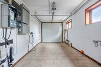 Maison familiale spacieuse, prête à emménager, économe en énergie, avec 5 chambres, jardin et garage – idéale pour profession libérale ou espace commercial.
Située dans un quartier résidentiel calme, cette maison offre tout le confort moderne a