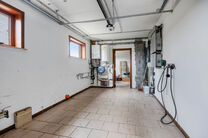 Maison familiale spacieuse, prête à emménager, économe en énergie, avec 5 chambres, jardin et garage – idéale pour profession libérale ou espace commercial.
Située dans un quartier résidentiel calme, cette maison offre tout le confort moderne a