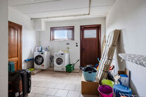 Maison familiale spacieuse, prête à emménager, économe en énergie, avec 5 chambres, jardin et garage – idéale pour profession libérale ou espace commercial.
Située dans un quartier résidentiel calme, cette maison offre tout le confort moderne a
