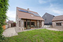 Maison familiale spacieuse, prête à emménager, économe en énergie, avec 5 chambres, jardin et garage – idéale pour profession libérale ou espace commercial.
Située dans un quartier résidentiel calme, cette maison offre tout le confort moderne a