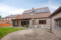 Maison familiale spacieuse, prête à emménager, économe en énergie, avec 5 chambres, jardin et garage – idéale pour profession libérale ou espace commercial.
Située dans un quartier résidentiel calme, cette maison offre tout le confort moderne a