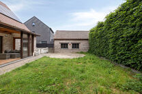 Maison familiale spacieuse, prête à emménager, économe en énergie, avec 5 chambres, jardin et garage – idéale pour profession libérale ou espace commercial.
Située dans un quartier résidentiel calme, cette maison offre tout le confort moderne a