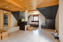 Maison familiale spacieuse, prête à emménager, économe en énergie, avec 5 chambres, jardin et garage – idéale pour profession libérale ou espace commercial.
Située dans un quartier résidentiel calme, cette maison offre tout le confort moderne a