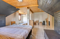 Maison familiale spacieuse, prête à emménager, économe en énergie, avec 5 chambres, jardin et garage – idéale pour profession libérale ou espace commercial.
Située dans un quartier résidentiel calme, cette maison offre tout le confort moderne a