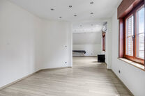 Maison familiale spacieuse, prête à emménager, économe en énergie, avec 5 chambres, jardin et garage – idéale pour profession libérale ou espace commercial.
Située dans un quartier résidentiel calme, cette maison offre tout le confort moderne a