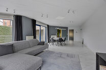 Cette spacieuse maison familiale avec trois chambres, un garage pratique et spacieux ainsi qu’un magnifique jardin paysager est idéalement située dans un environnement calme et rural.

Disposition de la maison :
En entrant, vous accédez au hall d’e