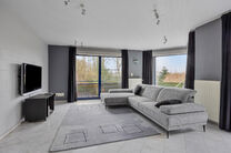 Cette spacieuse maison familiale avec trois chambres, un garage pratique et spacieux ainsi qu’un magnifique jardin paysager est idéalement située dans un environnement calme et rural.

Disposition de la maison :
En entrant, vous accédez au hall d’e