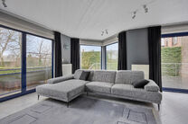 Cette spacieuse maison familiale avec trois chambres, un garage pratique et spacieux ainsi qu’un magnifique jardin paysager est idéalement située dans un environnement calme et rural.

Disposition de la maison :
En entrant, vous accédez au hall d’e