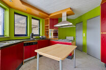 Cette spacieuse maison familiale avec trois chambres, un garage pratique et spacieux ainsi qu’un magnifique jardin paysager est idéalement située dans un environnement calme et rural.

Disposition de la maison :
En entrant, vous accédez au hall d’e