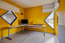 Cette spacieuse maison familiale avec trois chambres, un garage pratique et spacieux ainsi qu’un magnifique jardin paysager est idéalement située dans un environnement calme et rural.

Disposition de la maison :
En entrant, vous accédez au hall d’e