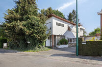 Cette spacieuse et lumineuse maison familiale dispose de 4 vraies chambres, d’un garage séparé et d’un jardin agréable.
Elle est située dans une rue calme avec peu de circulation, ce qui contribue à un cadre de vie sûr et agréable.
De plus, la 
