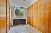 Cette spacieuse et lumineuse maison familiale dispose de 4 vraies chambres, d’un garage séparé et d’un jardin agréable.
Elle est située dans une rue calme avec peu de circulation, ce qui contribue à un cadre de vie sûr et agréable.
De plus, la 