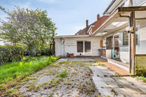 Cette spacieuse et lumineuse maison familiale dispose de 4 vraies chambres, d’un garage séparé et d’un jardin agréable.
Elle est située dans une rue calme avec peu de circulation, ce qui contribue à un cadre de vie sûr et agréable.
De plus, la 
