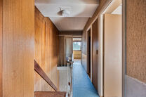 Cette spacieuse et lumineuse maison familiale dispose de 4 vraies chambres, d’un garage séparé et d’un jardin agréable.
Elle est située dans une rue calme avec peu de circulation, ce qui contribue à un cadre de vie sûr et agréable.
De plus, la 