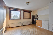 Cette spacieuse et lumineuse maison familiale dispose de 4 vraies chambres, d’un garage séparé et d’un jardin agréable.
Elle est située dans une rue calme avec peu de circulation, ce qui contribue à un cadre de vie sûr et agréable.
De plus, la 