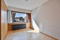 Cette spacieuse et lumineuse maison familiale dispose de 4 vraies chambres, d’un garage séparé et d’un jardin agréable.
Elle est située dans une rue calme avec peu de circulation, ce qui contribue à un cadre de vie sûr et agréable.
De plus, la 
