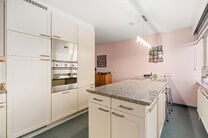 Cette maison pr&ecirc;te &agrave; emm&eacute;nager, comprenant 2 spacieuses chambres et un jardin, est situ&eacute;e dans un quartier r&eacute;sidentiel calme.

Au rez-de-chauss&eacute;e, vous trouverez un grand garage avec porte &eacute;lectrique ainsi qu&rsquo;une buanderie avec raccordements pour