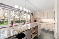 Cette maison pr&ecirc;te &agrave; emm&eacute;nager, comprenant 2 spacieuses chambres et un jardin, est situ&eacute;e dans un quartier r&eacute;sidentiel calme.

Au rez-de-chauss&eacute;e, vous trouverez un grand garage avec porte &eacute;lectrique ainsi qu&rsquo;une buanderie avec raccordements pour