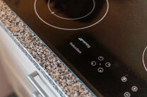 Cette maison pr&ecirc;te &agrave; emm&eacute;nager, comprenant 2 spacieuses chambres et un jardin, est situ&eacute;e dans un quartier r&eacute;sidentiel calme.

Au rez-de-chauss&eacute;e, vous trouverez un grand garage avec porte &eacute;lectrique ainsi qu&rsquo;une buanderie avec raccordements pour