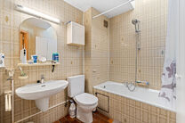 Cette maison pr&ecirc;te &agrave; emm&eacute;nager, comprenant 2 spacieuses chambres et un jardin, est situ&eacute;e dans un quartier r&eacute;sidentiel calme.

Au rez-de-chauss&eacute;e, vous trouverez un grand garage avec porte &eacute;lectrique ainsi qu&rsquo;une buanderie avec raccordements pour