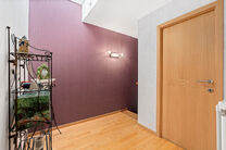 Cette maison pr&ecirc;te &agrave; emm&eacute;nager, comprenant 2 spacieuses chambres et un jardin, est situ&eacute;e dans un quartier r&eacute;sidentiel calme.

Au rez-de-chauss&eacute;e, vous trouverez un grand garage avec porte &eacute;lectrique ainsi qu&rsquo;une buanderie avec raccordements pour