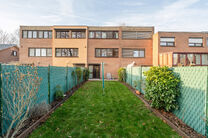 Cette maison pr&ecirc;te &agrave; emm&eacute;nager, comprenant 2 spacieuses chambres et un jardin, est situ&eacute;e dans un quartier r&eacute;sidentiel calme.

Au rez-de-chauss&eacute;e, vous trouverez un grand garage avec porte &eacute;lectrique ainsi qu&rsquo;une buanderie avec raccordements pour