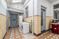 Cette maison d'angle avec 3 chambres et un garage est id&eacute;alement situ&eacute;e, &agrave; quelques pas du centre de Machelen.

DISPOSITION:
Au rez-de-chauss&eacute;e se trouve l'ancien commerce de boucherie. Vous y trouverez &eacute;galement une spacieuse salle &agrave; manger ou un b