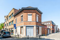 Cette maison d'angle avec 3 chambres et un garage est id&eacute;alement situ&eacute;e, &agrave; quelques pas du centre de Machelen.

DISPOSITION:
Au rez-de-chauss&eacute;e se trouve l'ancien commerce de boucherie. Vous y trouverez &eacute;galement une spacieuse salle &agrave; manger ou un b