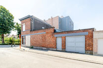 Cette maison d'angle avec 3 chambres et un garage est id&eacute;alement situ&eacute;e, &agrave; quelques pas du centre de Machelen.

DISPOSITION:
Au rez-de-chauss&eacute;e se trouve l'ancien commerce de boucherie. Vous y trouverez &eacute;galement une spacieuse salle &agrave; manger ou un b