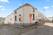 Cette charmante maison d'angle de deux chambres allie une disposition pratique &agrave; un cadre de vie agr&eacute;able. Gr&acirc;ce &agrave; sa situation en angle, elle b&eacute;n&eacute;ficie d'une belle luminosit&eacute; naturelle et d'un acc&egrave;s ais&eacute;. Elle dispose &eacute;galement d'une cave et d'