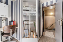 Cette charmante maison d'angle de deux chambres allie une disposition pratique &agrave; un cadre de vie agr&eacute;able. Gr&acirc;ce &agrave; sa situation en angle, elle b&eacute;n&eacute;ficie d'une belle luminosit&eacute; naturelle et d'un acc&egrave;s ais&eacute;. Elle dispose &eacute;galement d'une cave et d'