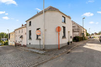 Cette charmante maison d'angle de deux chambres allie une disposition pratique &agrave; un cadre de vie agr&eacute;able. Gr&acirc;ce &agrave; sa situation en angle, elle b&eacute;n&eacute;ficie d'une belle luminosit&eacute; naturelle et d'un acc&egrave;s ais&eacute;. Elle dispose &eacute;galement d'une cave et d'