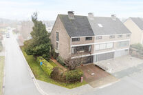 Cette spacieuse maison trois fa&ccedil;ades dispose de 3 chambres compl&egrave;tes et de deux salles de bains et est implant&eacute;e sur un terrain de 4a 65ca avec un agr&eacute;able jardin orient&eacute; sud-est.

La maison est situ&eacute;e dans un quartier r&eacute;sidentiel calme et b&eacute;n&eacute;fi