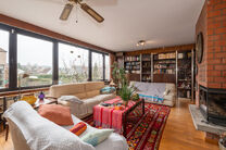 Cette spacieuse maison trois fa&ccedil;ades dispose de 3 chambres compl&egrave;tes et de deux salles de bains et est implant&eacute;e sur un terrain de 4a 65ca avec un agr&eacute;able jardin orient&eacute; sud-est.

La maison est situ&eacute;e dans un quartier r&eacute;sidentiel calme et b&eacute;n&eacute;fi