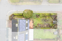 Cette spacieuse maison trois fa&ccedil;ades dispose de 4 chambres et de deux salles de bains et est implant&eacute;e sur un terrain de 4a 65ca avec un agr&eacute;able jardin orient&eacute; sud-est.

La maison est situ&eacute;e dans un quartier r&eacute;sidentiel calme et b&eacute;n&eacute;ficie d&rsquo;un 