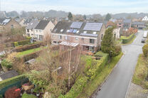 Cette spacieuse maison trois fa&ccedil;ades dispose de 4 chambres et de deux salles de bains et est implant&eacute;e sur un terrain de 4a 65ca avec un agr&eacute;able jardin orient&eacute; sud-est.

La maison est situ&eacute;e dans un quartier r&eacute;sidentiel calme et b&eacute;n&eacute;ficie d&rsquo;un 