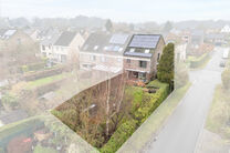 Cette spacieuse maison trois fa&ccedil;ades dispose de 4 chambres et de deux salles de bains et est implant&eacute;e sur un terrain de 4a 65ca avec un agr&eacute;able jardin orient&eacute; sud-est.

La maison est situ&eacute;e dans un quartier r&eacute;sidentiel calme et b&eacute;n&eacute;ficie d&rsquo;un 