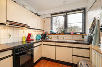 Cette spacieuse maison trois fa&ccedil;ades dispose de 4 chambres et de deux salles de bains et est implant&eacute;e sur un terrain de 4a 65ca avec un agr&eacute;able jardin orient&eacute; sud-est.

La maison est situ&eacute;e dans un quartier r&eacute;sidentiel calme et b&eacute;n&eacute;ficie d&rsquo;un 