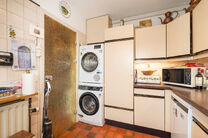 Cette spacieuse maison trois fa&ccedil;ades dispose de 4 chambres et de deux salles de bains et est implant&eacute;e sur un terrain de 4a 65ca avec un agr&eacute;able jardin orient&eacute; sud-est.

La maison est situ&eacute;e dans un quartier r&eacute;sidentiel calme et b&eacute;n&eacute;ficie d&rsquo;un 