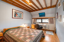 Cette spacieuse maison trois fa&ccedil;ades dispose de 4 chambres et de deux salles de bains et est implant&eacute;e sur un terrain de 4a 65ca avec un agr&eacute;able jardin orient&eacute; sud-est.

La maison est situ&eacute;e dans un quartier r&eacute;sidentiel calme et b&eacute;n&eacute;ficie d&rsquo;un 