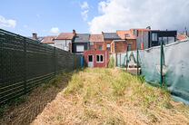 Cette charmante maison familiale avec 3 chambres et un jardin est idéalement située dans une rue à sens unique paisible, à quelques pas du centre de Saint-Nicolas. La maison est particulièrement économe en énergie avec un label EPC B et offre un co