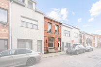 Cette charmante maison familiale avec 3 chambres et un jardin est idéalement située dans une rue à sens unique paisible, à quelques pas du centre de Saint-Nicolas. La maison est particulièrement économe en énergie avec un label EPC B et offre un co