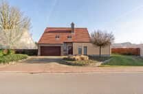 Cette spacieuse villa comprenant pas moins de 5 chambres et 3 salles de bains est situ&eacute;e dans un quartier r&eacute;sidentiel, sur un terrain de 15a85ca.

En entrant dans la maison, vous acc&eacute;dez au hall d&rsquo;entr&eacute;e avec un WC invit&eacute;s s&eacute;par&eacute;. En 2002, la pro