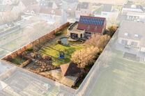 Cette spacieuse villa comprenant pas moins de 5 chambres et 3 salles de bains est situ&eacute;e dans un quartier r&eacute;sidentiel, sur un terrain de 15a85ca.

En entrant dans la maison, vous acc&eacute;dez au hall d&rsquo;entr&eacute;e avec un WC invit&eacute;s s&eacute;par&eacute;. En 2002, la pro